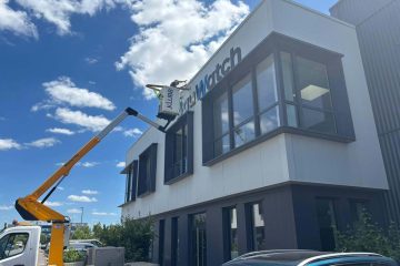 Travail en hauteur pour la pose d’une enseigne à Lyon