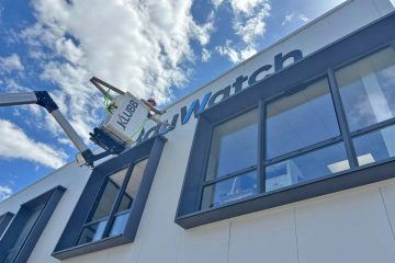 Travail en hauteur pour la pose d’une enseigne à Lyon